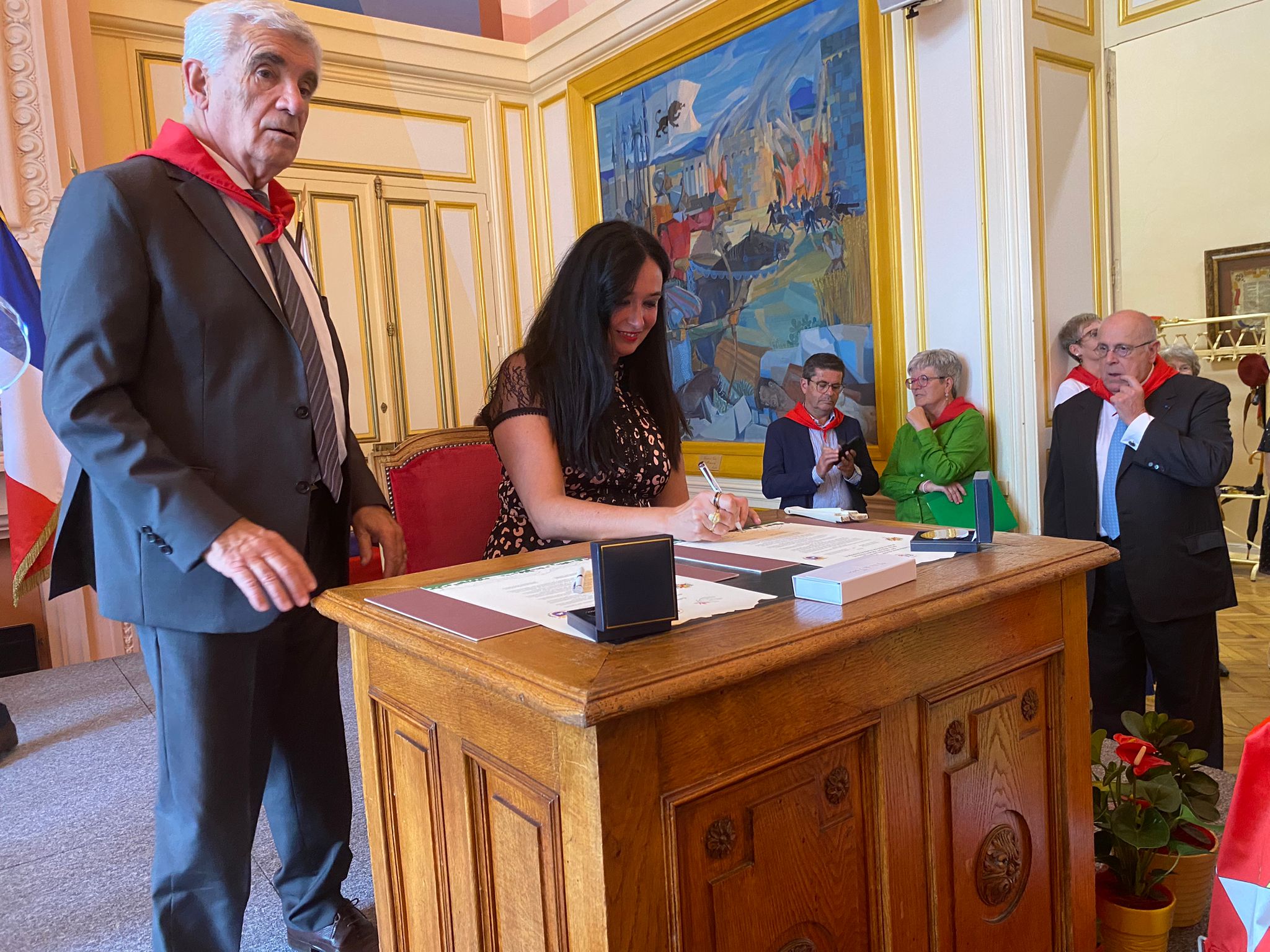 Lorena Orduna, alcaldesa de Huesca, firmando el acta de renovación del hermanamiento con Tarbes, 60 años después, junto al alcalde Gérard Trèmège