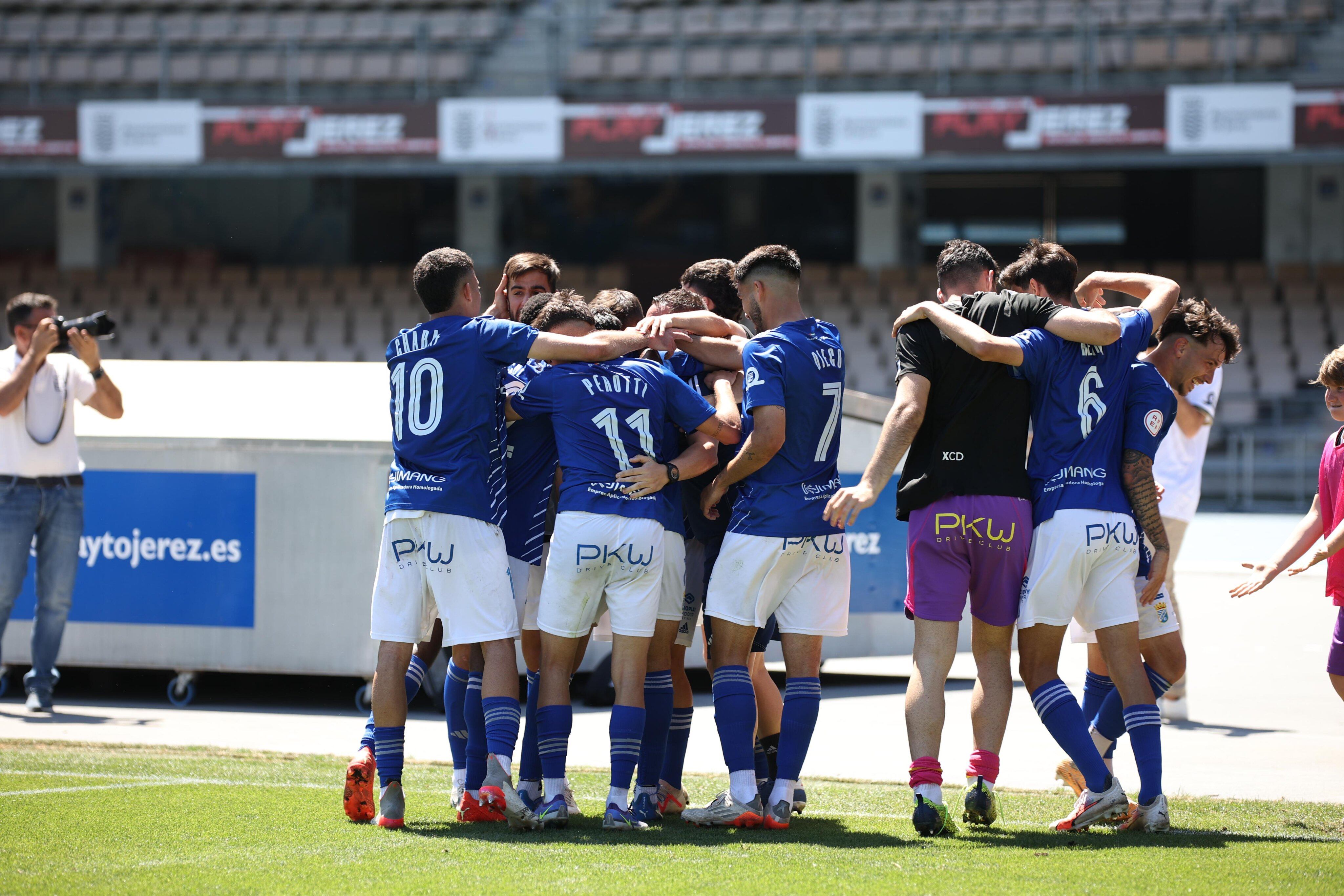 Los jugadores del Xerez CD celebran uno de los goles ante La Plama