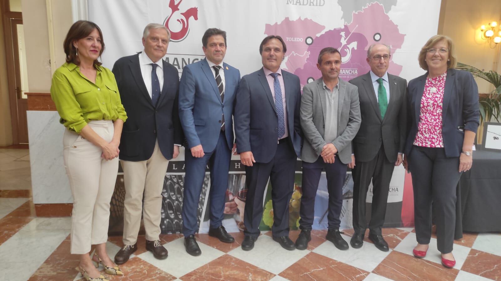 Carlos David Bonilla, presidente de la D.O. &quot;La Mancha&quot; junto a las autoridades en el antiguo Casino de Ciudad Real