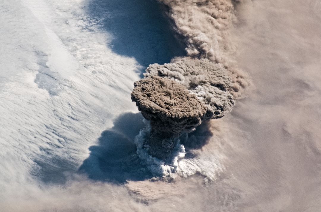 La columna de humo vista desde el espacio.