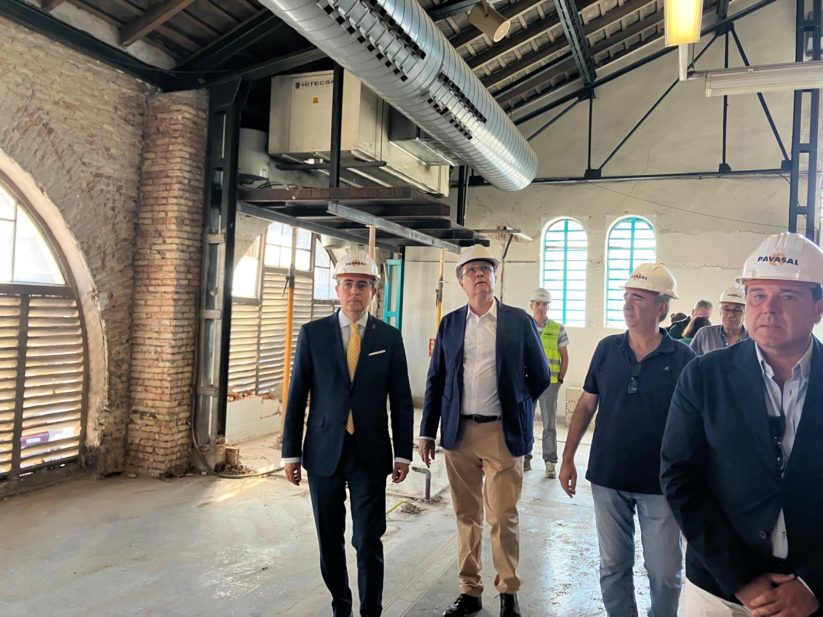 El alcalde de Murcia, José Ballesta, junto al concejal de Turismo, Jesús Pacheco, durante la visita a las obras del Mercado de Verónicas