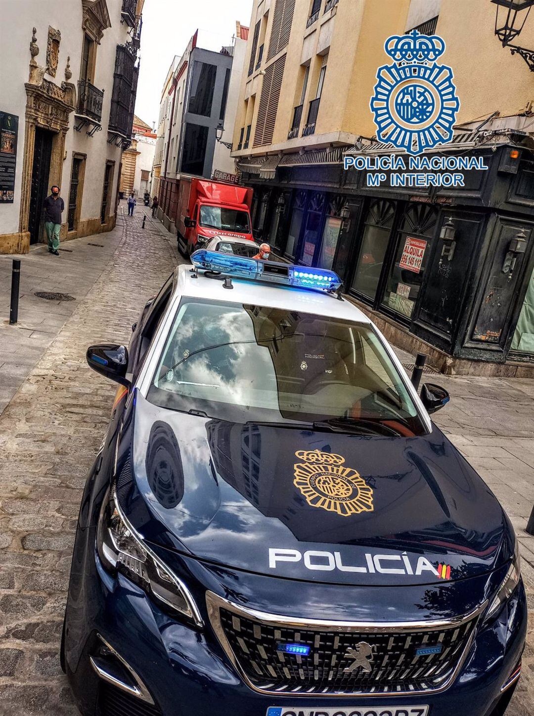 Vehículo de la Policía Nacional en el centro de Jerez