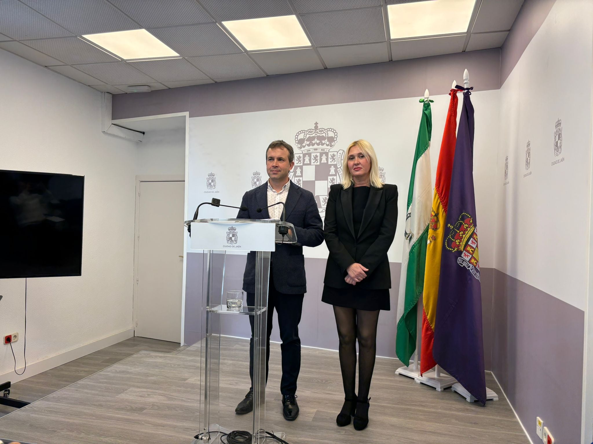 El alcalde, Julio Millán, con la teniente alcalde María Espejo, durante la rueda de prensa.