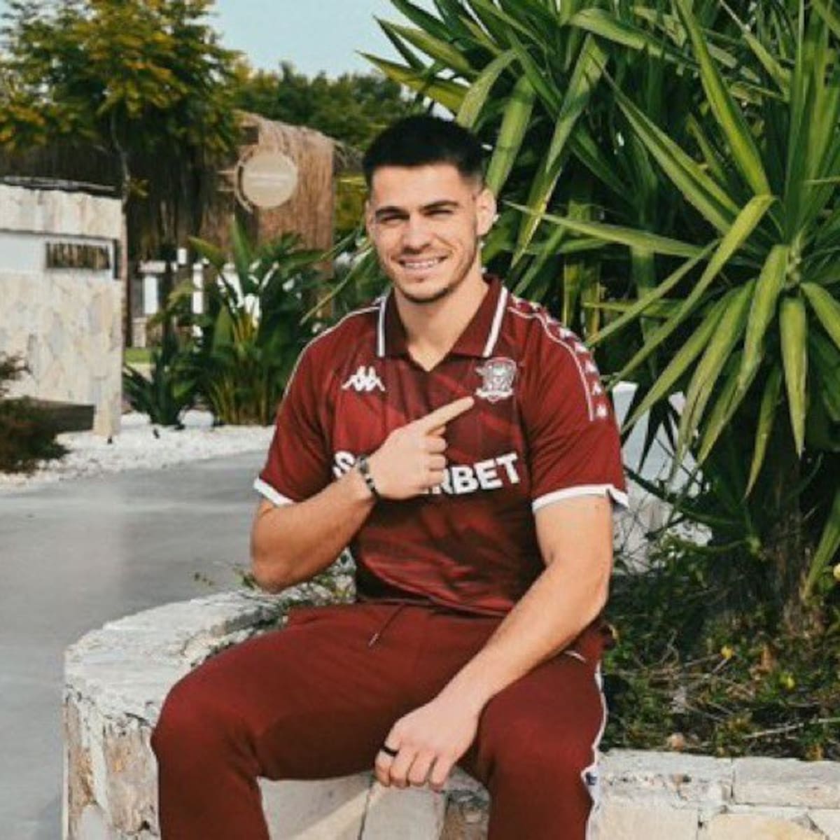 Paraschiv es el primero en salir de la Cultural