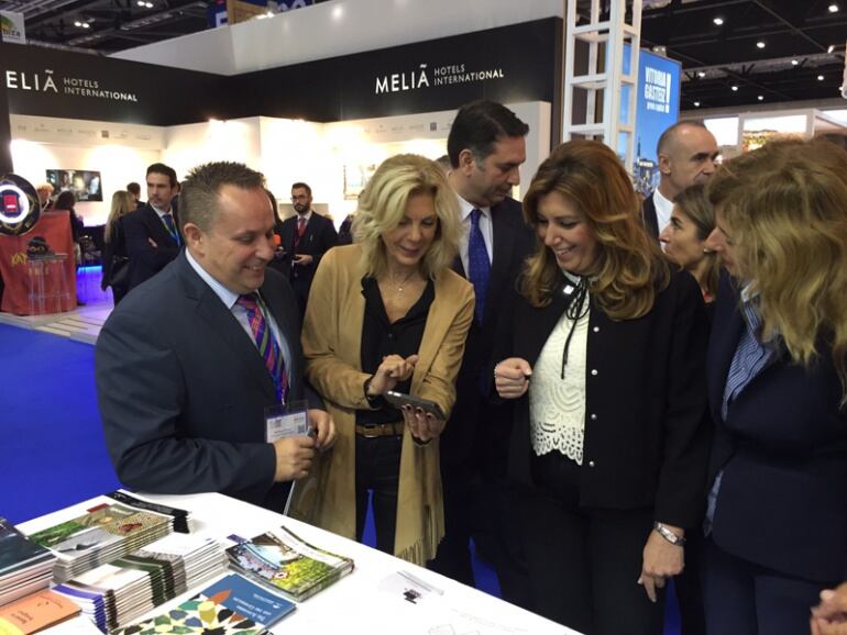 La presidenta de la Junta de Andalucía Susana Díaz visita el expositor del Patronato Provincial de Turismo de Granada en la feria de turismo de Londres en compañía del diputado de Turismo Enrique Medina y la directora general de Cetursa Sierra Nevada María José López