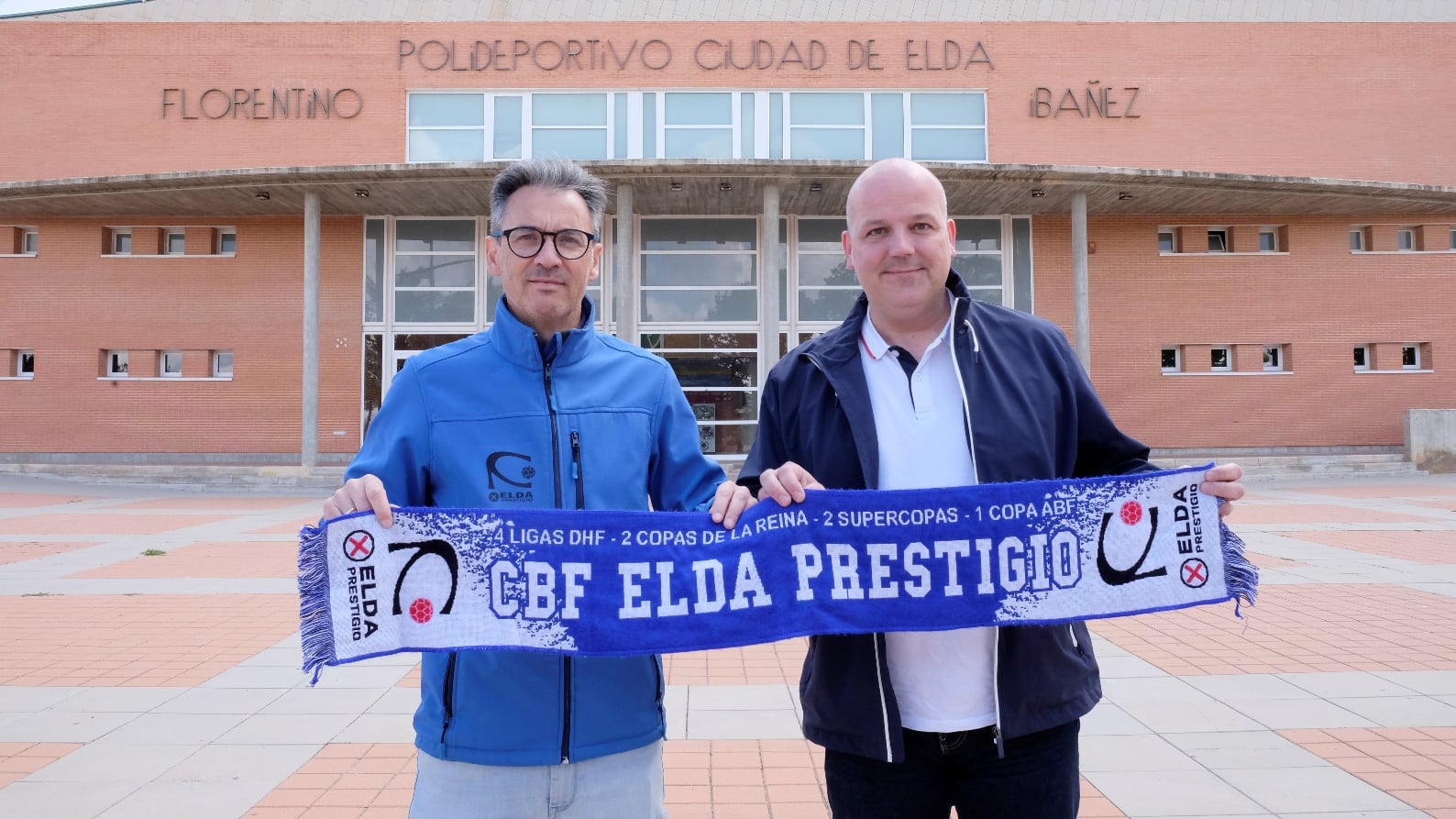 Manolo Pastor, Pdte. del Bm. Fem. Elda, con el nuevo técnico, Chema Vives (D)