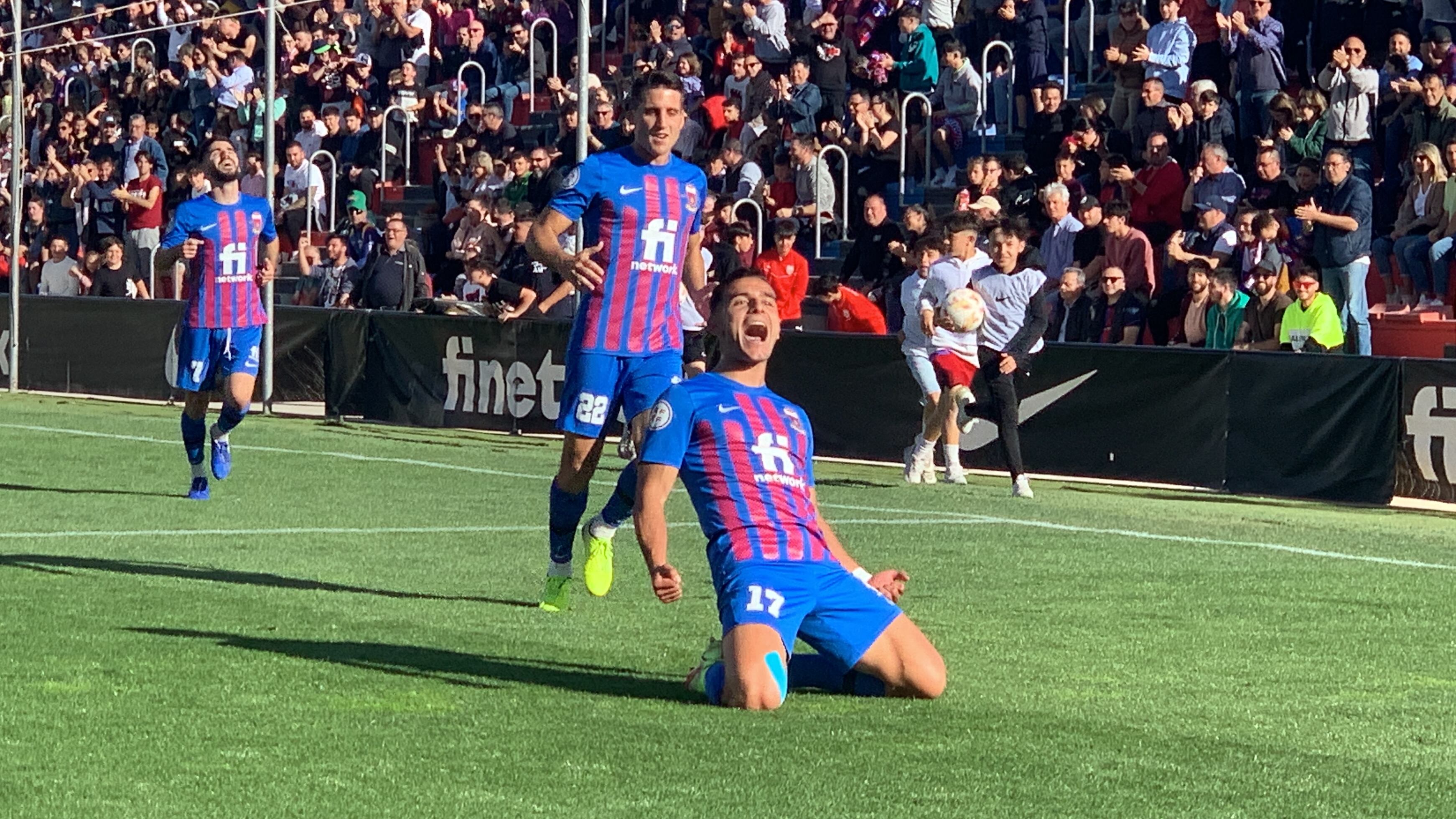 Jesús Clemente celebra el 2-0 para el Eldense