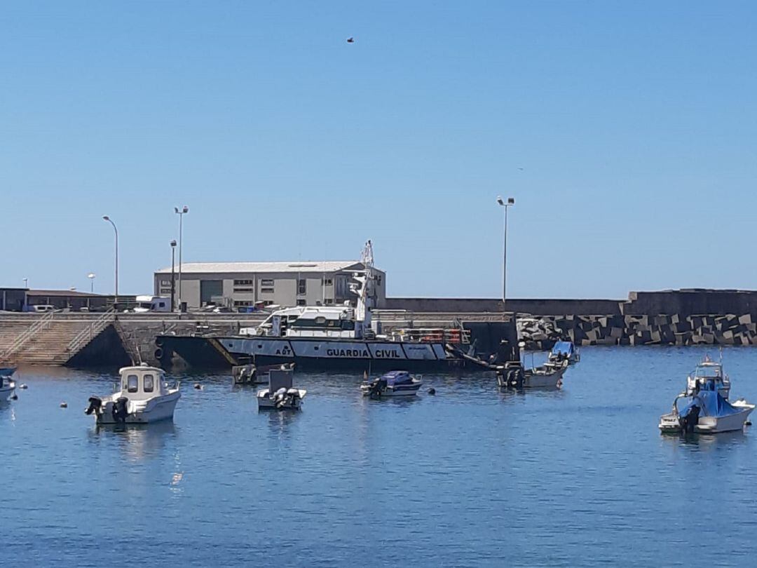 La embarcación Río Guadalupe de la Guardia Civil trasladó al puerto de A Guarda el cadáver encontrado en Portocelo.