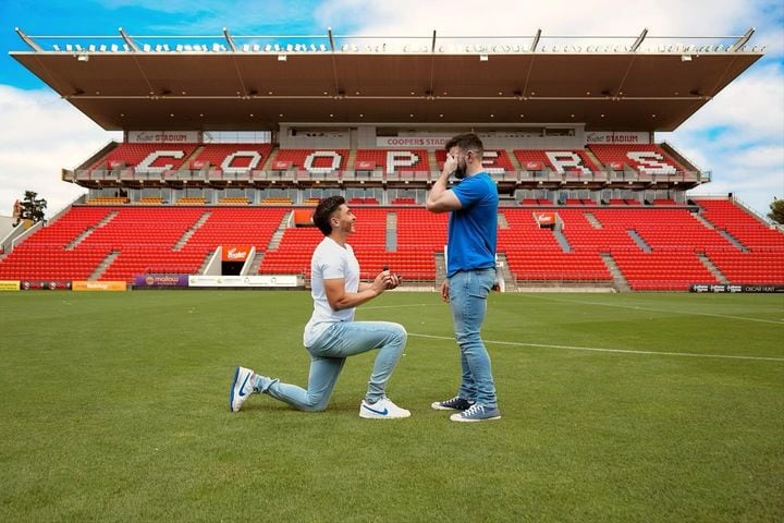 Josh Cavallo pide matrimonio a su pareja