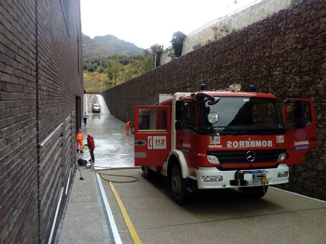 Los bomberos actuaron con las bombas de achique para eliminar el agua y lodo arrastrado hasta el hospital