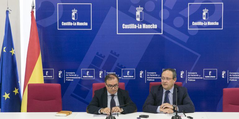 Fernando Mora (izquierda) y Juan Alfonso Ruiz Molina (derecha) durante la rueda de prensa en la que han dado más detalles del plan apara agilizar los trámites administrativos