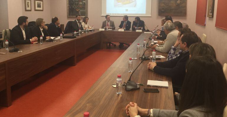 Los integrantes del Consejo Social de la Universidad de Jaén con el consejero de Fomento, Felipe López (al fondo).