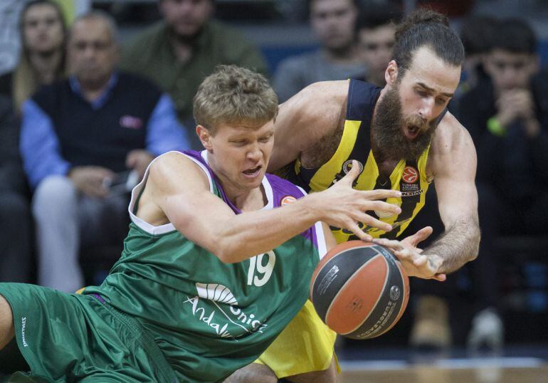 Kuzminskas lucha por un balón con Datome