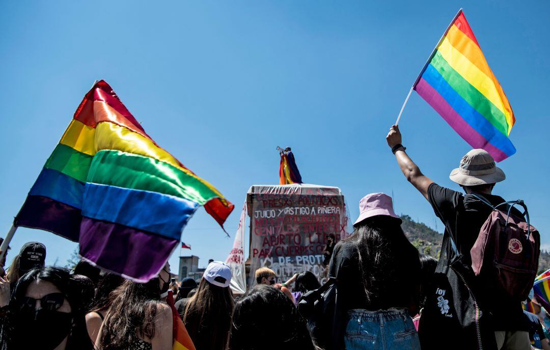 Manifestantes en Chile a favor de la legalización del matrimonio homosexual