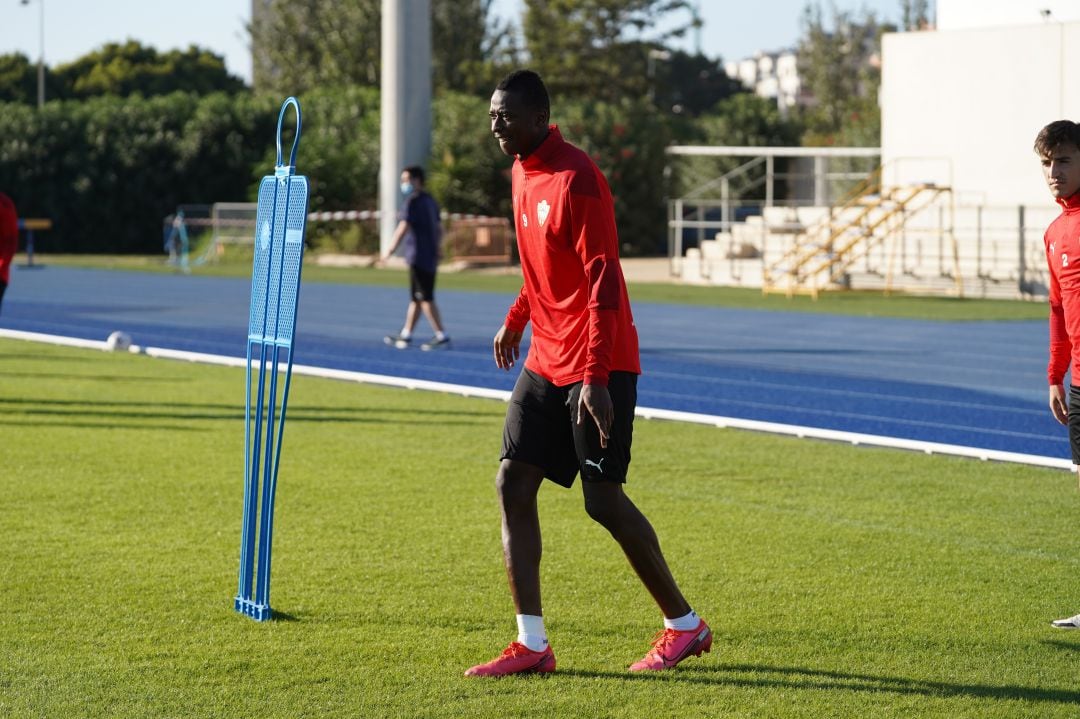 Umar Sadiq volvió al grupo este miércoles.