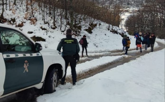 Agentes ayudan a los escolares a llegar al autobús