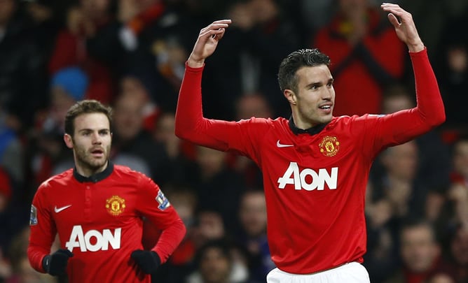 El centrocampista español Juan Mata celebra con Robin Van Persie el gol del ariete holandés