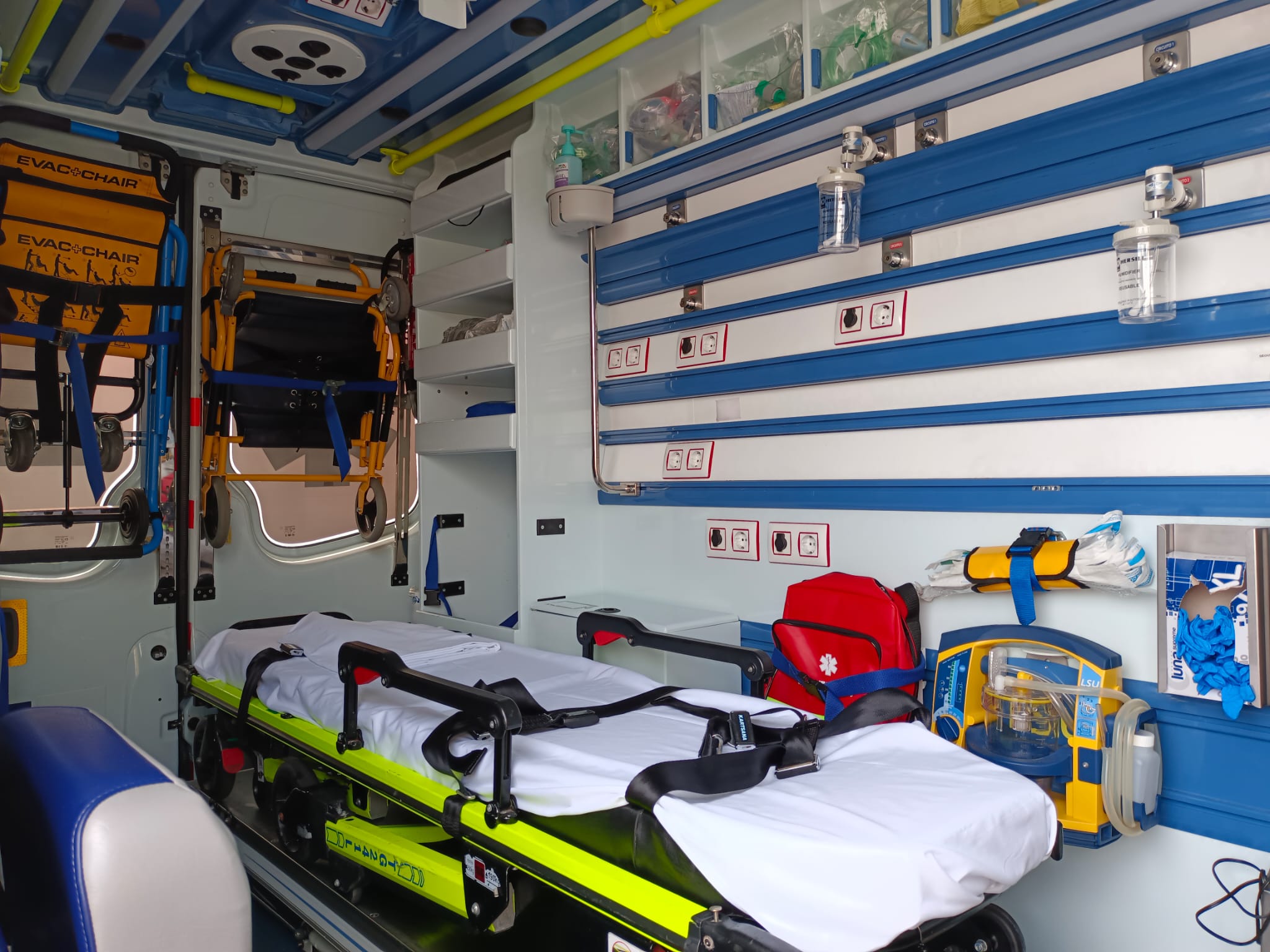 Interior de una ambulancia del Grup La Pau 