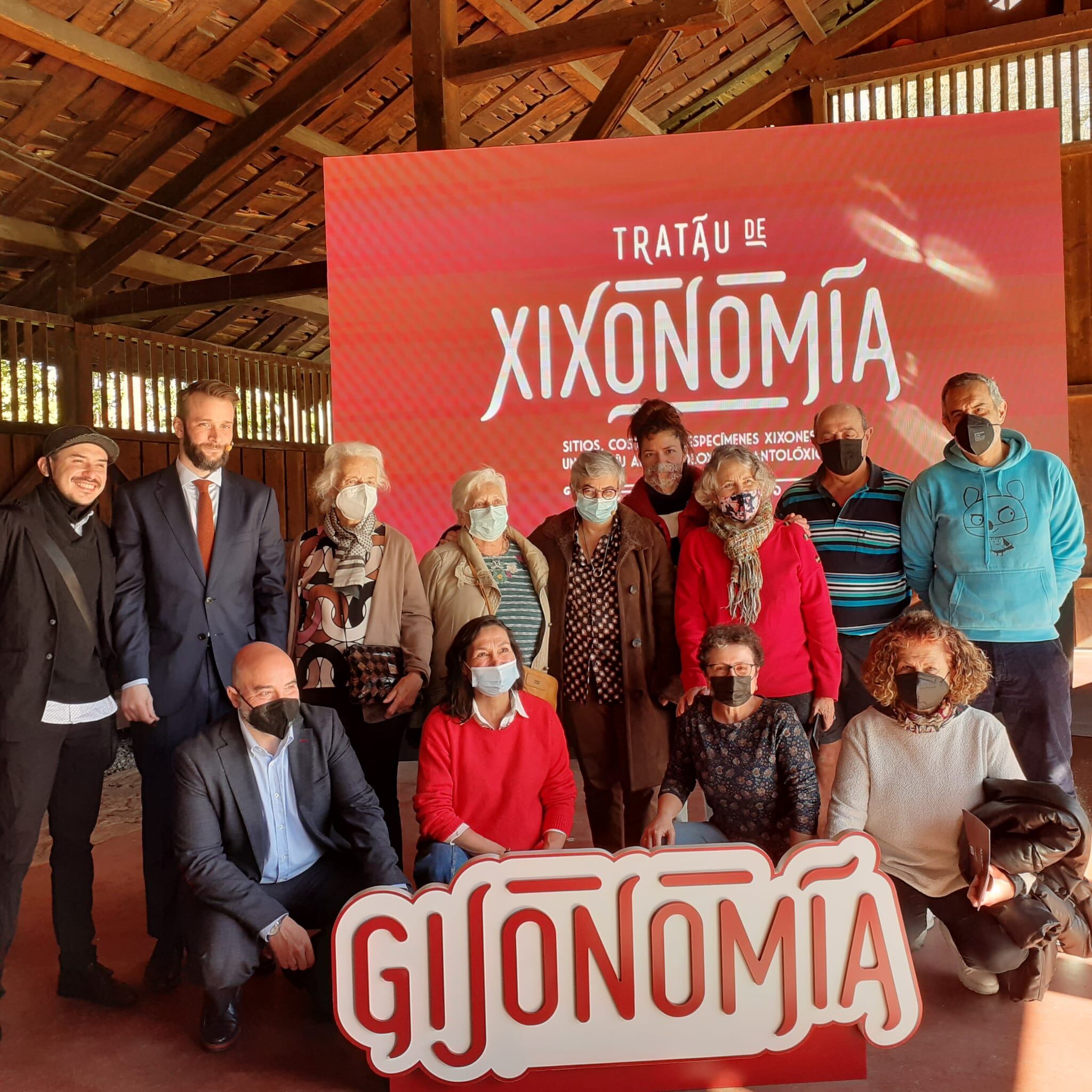 La alcaldesa de Gijón, Ana González, acompañada de los protagonistas de la campaña &#039;Gijonomía&#039;