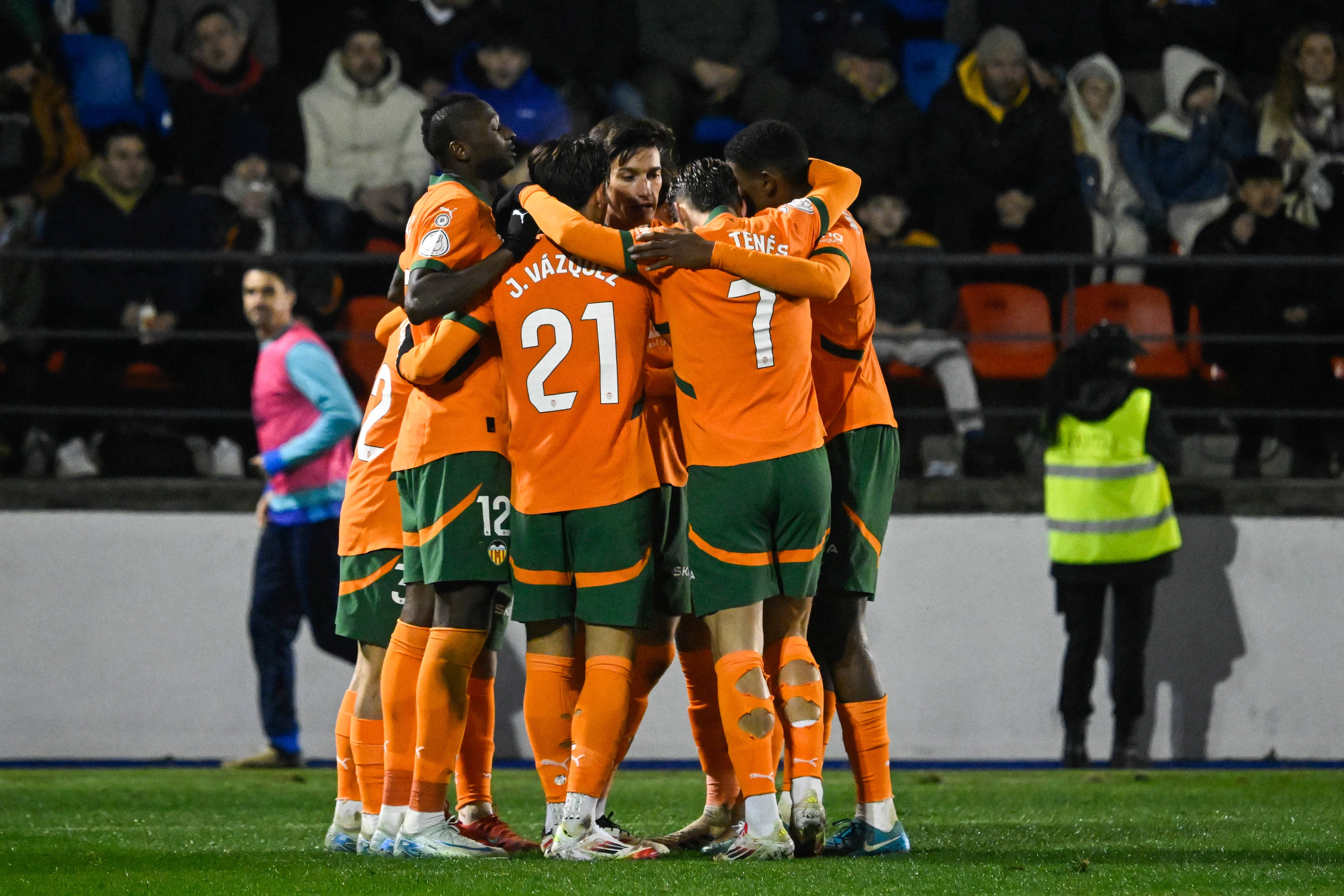 ORENSE, 14/01/2025.- Los jugadores del Valencia celebran su primer gol durante el encuentro correspondiente a los octavos de final de la Copa del Rey que disputan hoy martes Ourense CF y Valencia en el estadio O Couto, en Ourense. EFE / Brais Lorenzo.
