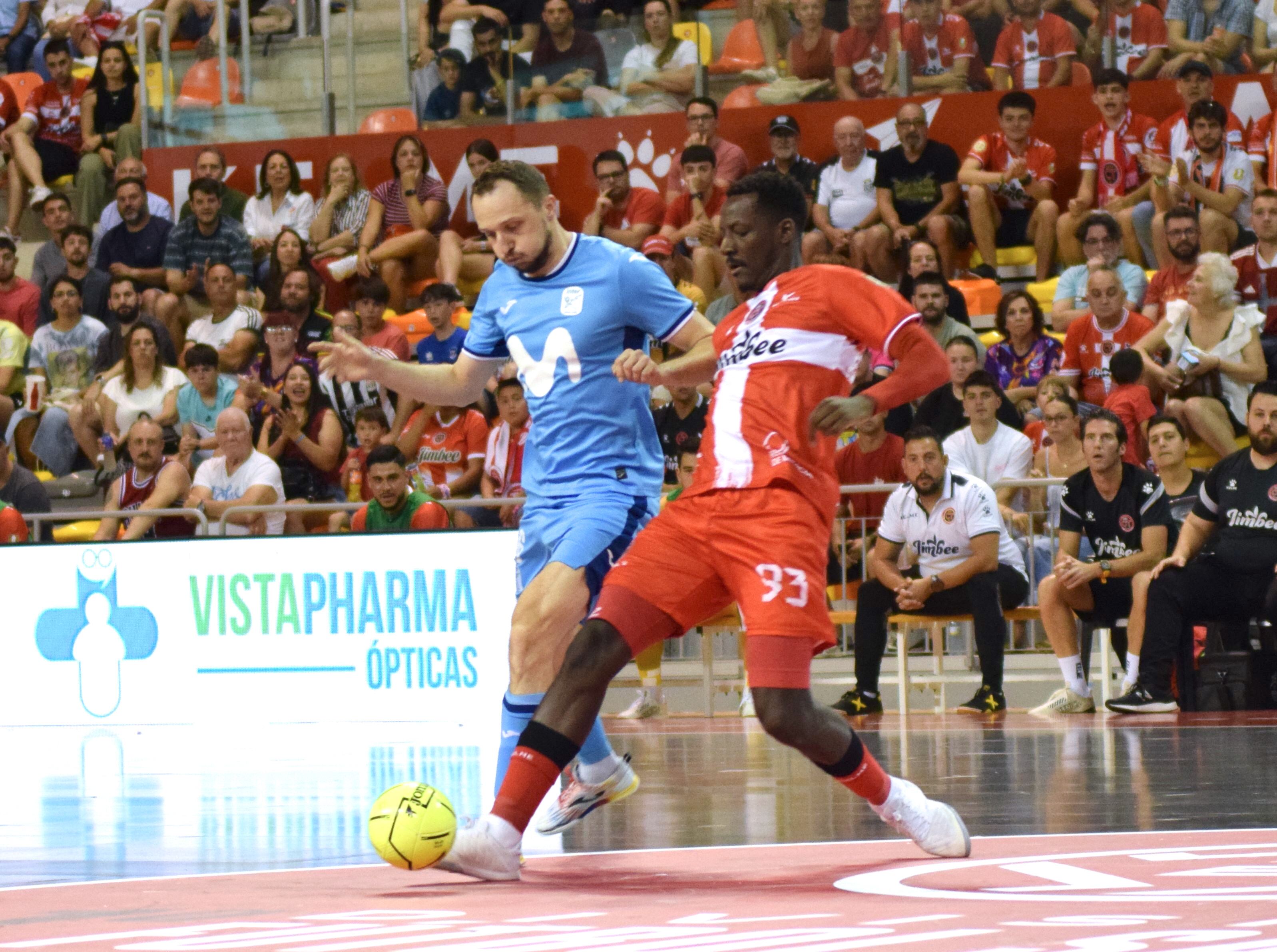 Mouhoudine, autor del gol del triunfo, disputa la pelota con Drahovsky