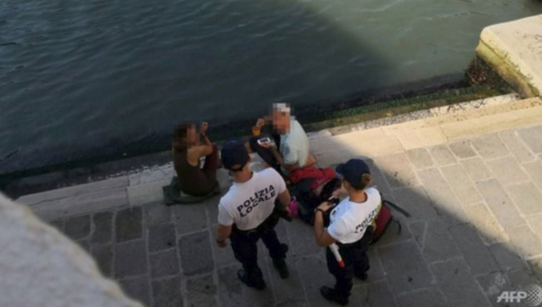 Dos turistas alemanes son multados por la policía de Venecia tras prepararse un café en el puente Rialto.