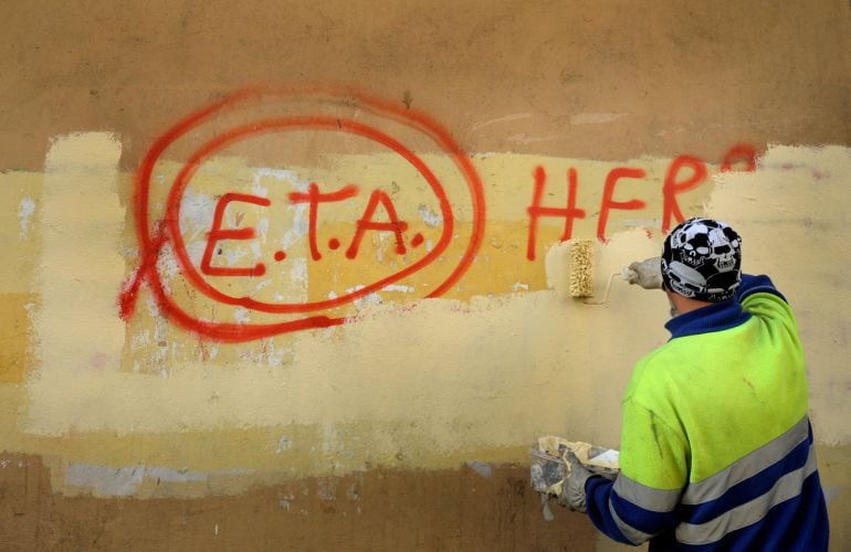 Un trabajador limpia una pintada a favor de ETA en Euskadi