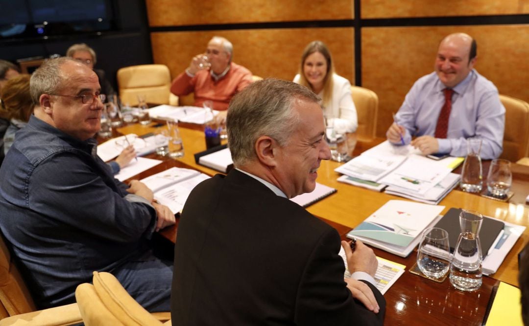 Los miembros del Euskadi Buru Batzar, EBB, entre ellos el presidente del PNV Andoni Ortuzar, (d) el lehendakari Iñigo Urkullu, (2d) y Joseba Egibar, (i) durante la reunión mantenida este lunes, en la sede social del PNV donde han analizado los resultados obtenidos en la elecciones del 26M