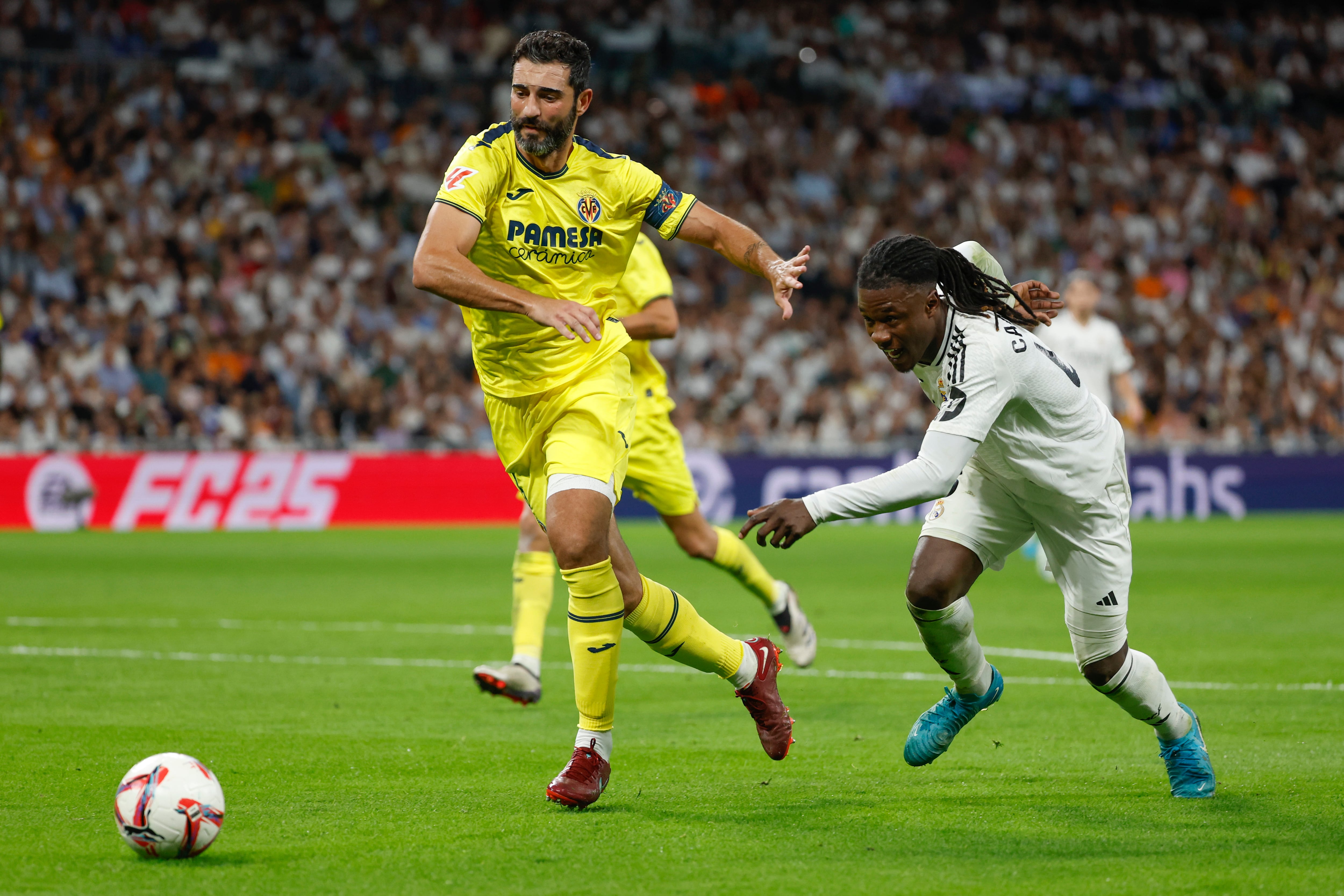 MADRID, 05/10/2024.- El centrocampista del Real Madrid Eduardo Camavinga ante el defensa del Villarreal Raúl Albiol durante el partido de la jornada 9 de Liga que disputan Real Madrid y Villarreal este sábado en el estadio Santiago Bernabéu. EFE/Javier Lizón
