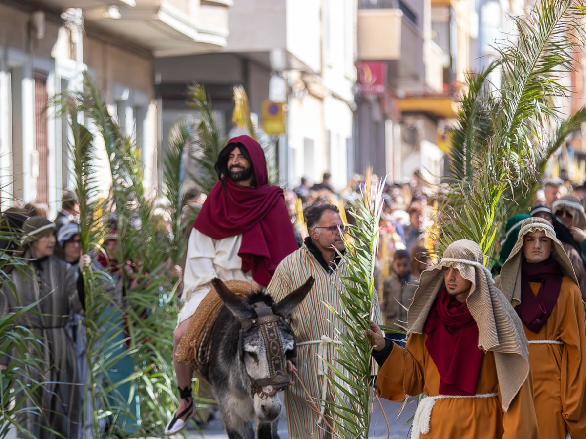 Multitudinaria Procesión de Domingo de Ramos en Elda