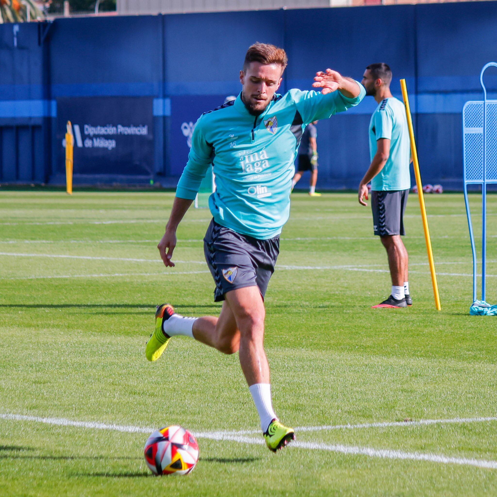 El Málaga entrenó este jueves en el anexo de La Rosaleda con vistas al encuentro del domingo frente al Mérida