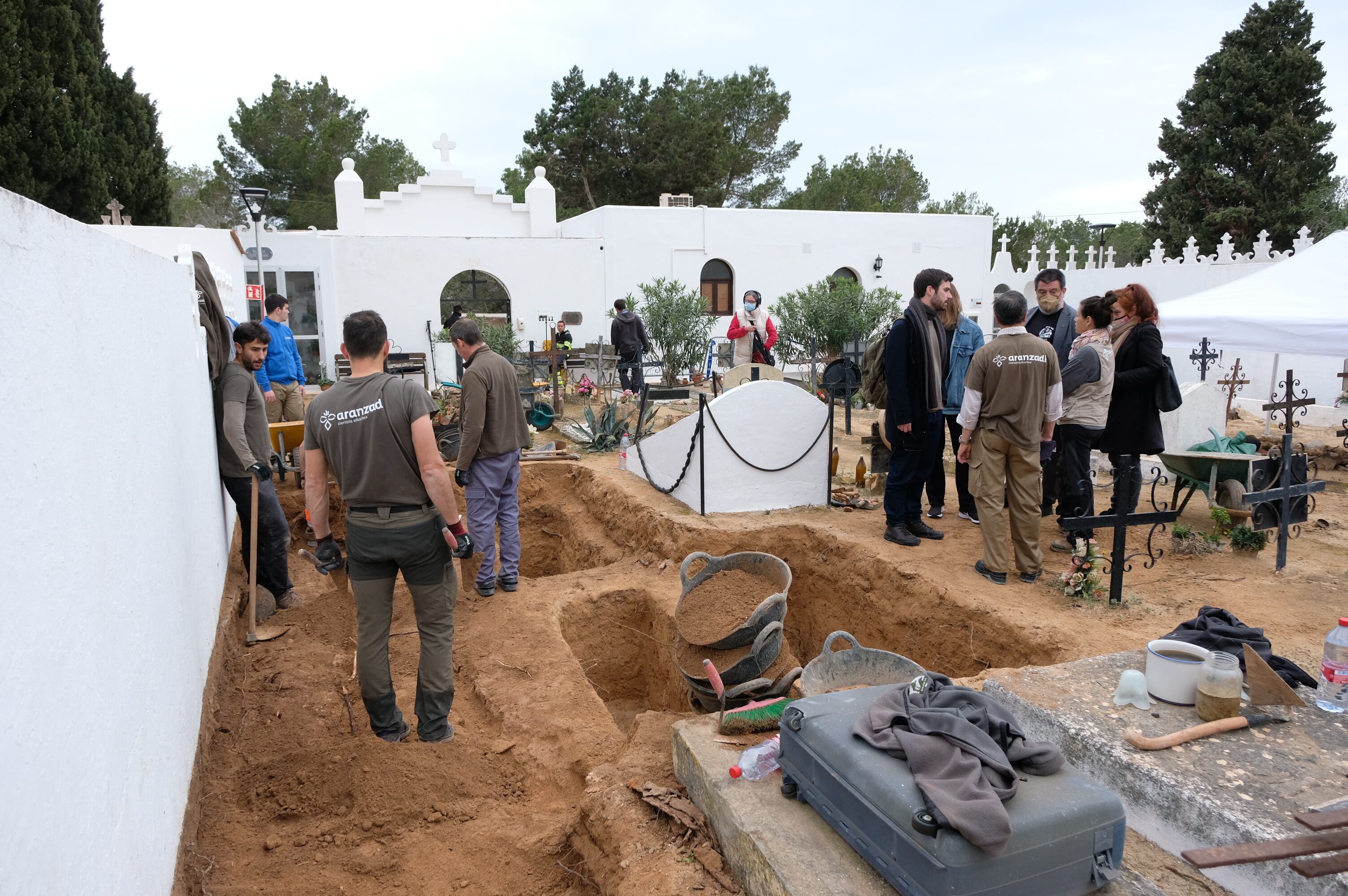 Imagen de los trabajos en el cementerio