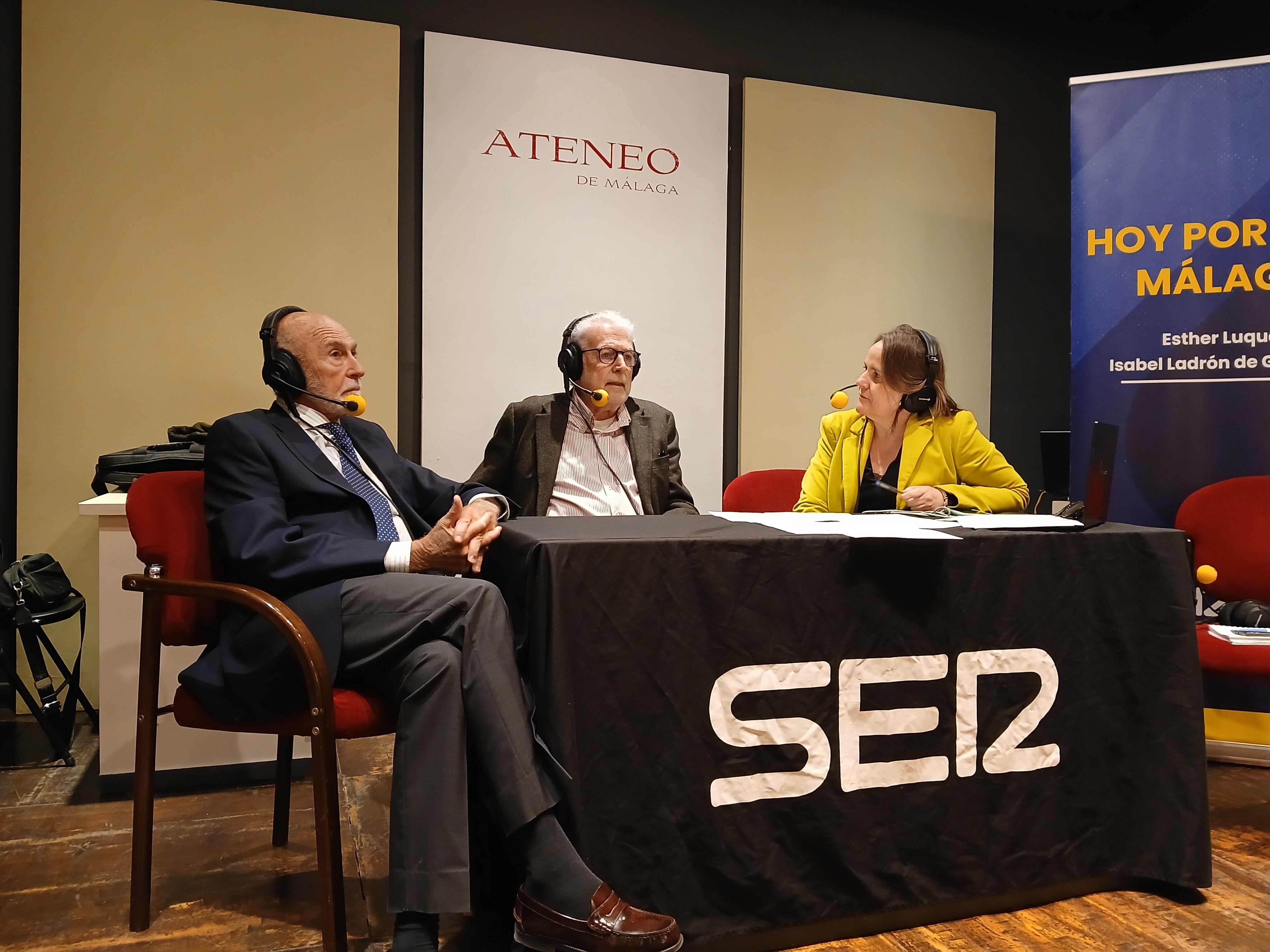 De izquierda a derecha: Gabino Puche,Pepe Asenjo y Esther Luque, periodista de la Cadena SER