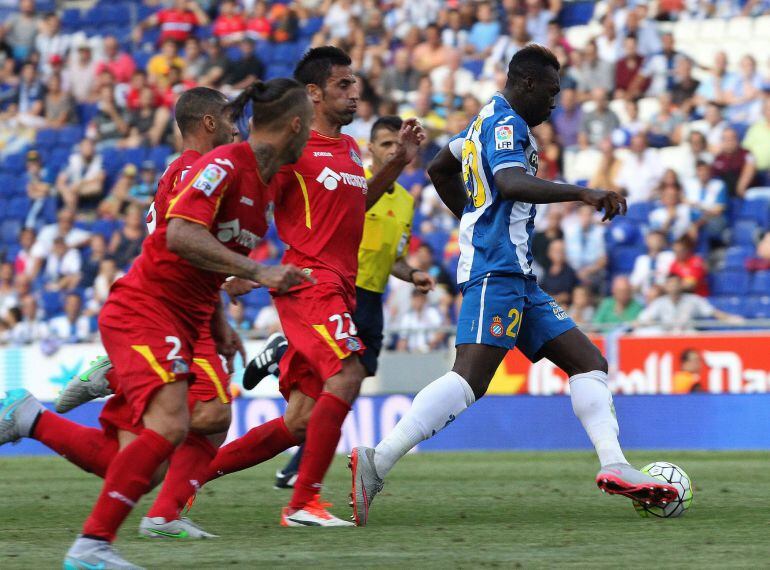 El delantero ecuatoriano del Espanyol Felipe Caicedo pelea un balón con varios rivales del Getafe