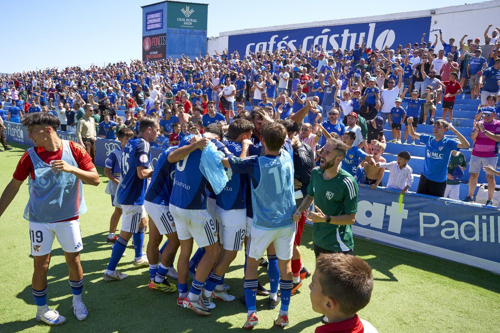 Los jugadores del Linares celebran un gol marcado en Linarejos.