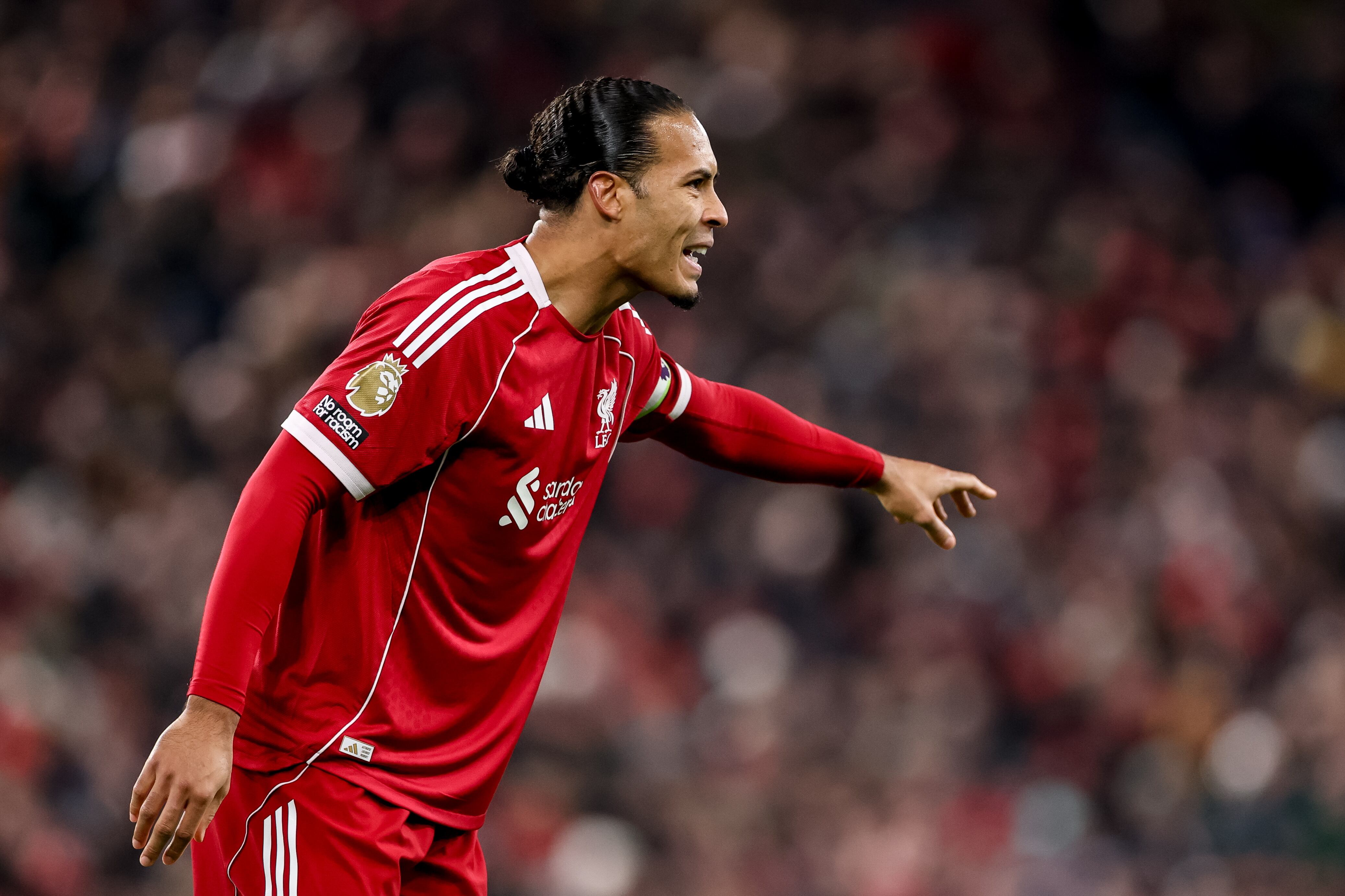 Van Dijk durante un encuentro con el Liverpool