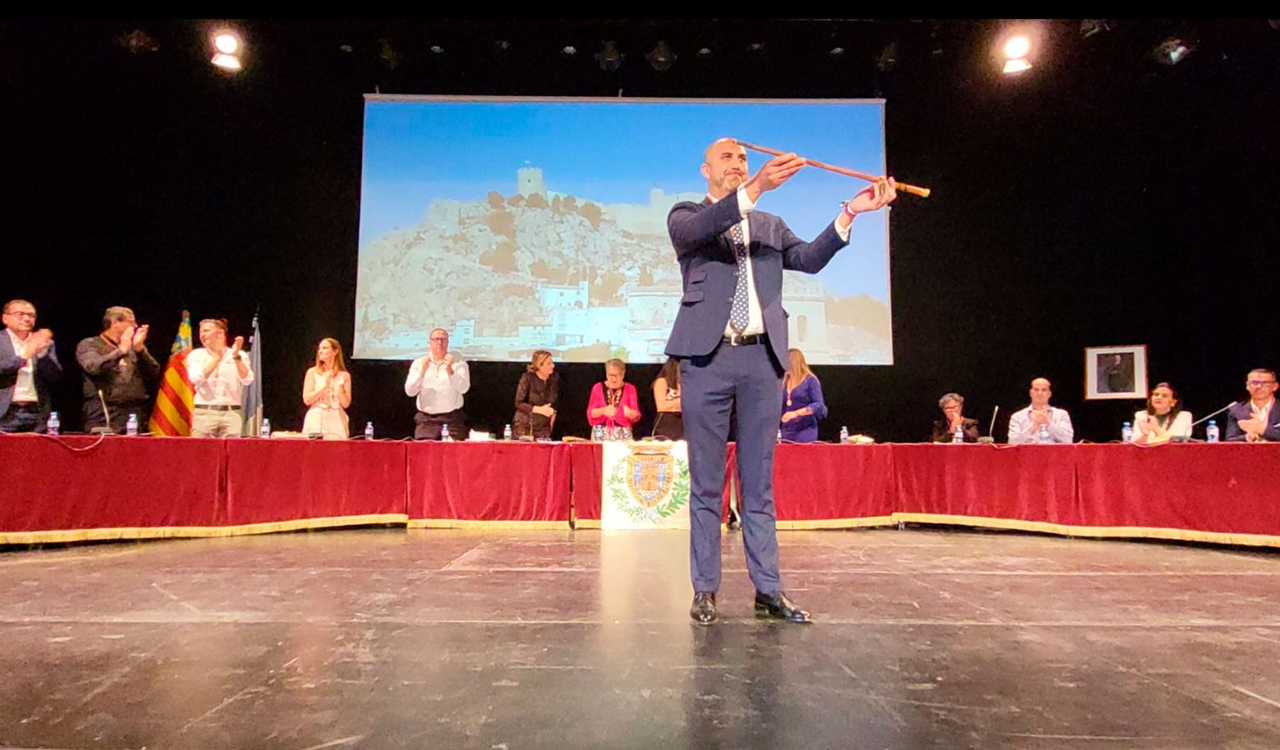 Jesús López presenta la vara de mando como alcalde ante el resto de concejales