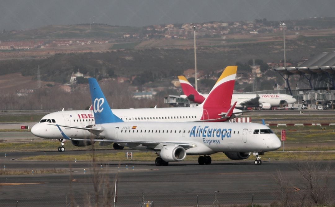 Un avión de Iberia y otro de Air Europa en las pistas del Aeropuerto de Barajas.