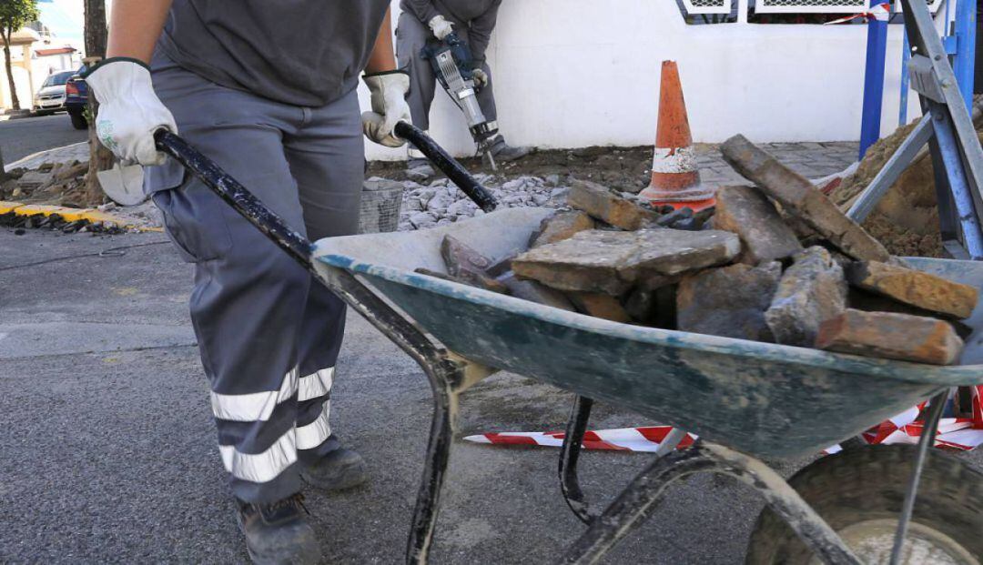 Un operario trabaja en una obra