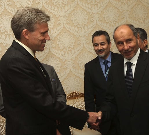 Fotografía de archivo de Christopher Stevens, embajador de EEUU en Libia, saludando a Mustafa Abdel Jalil (Consejo Nacional de Transición Libia)