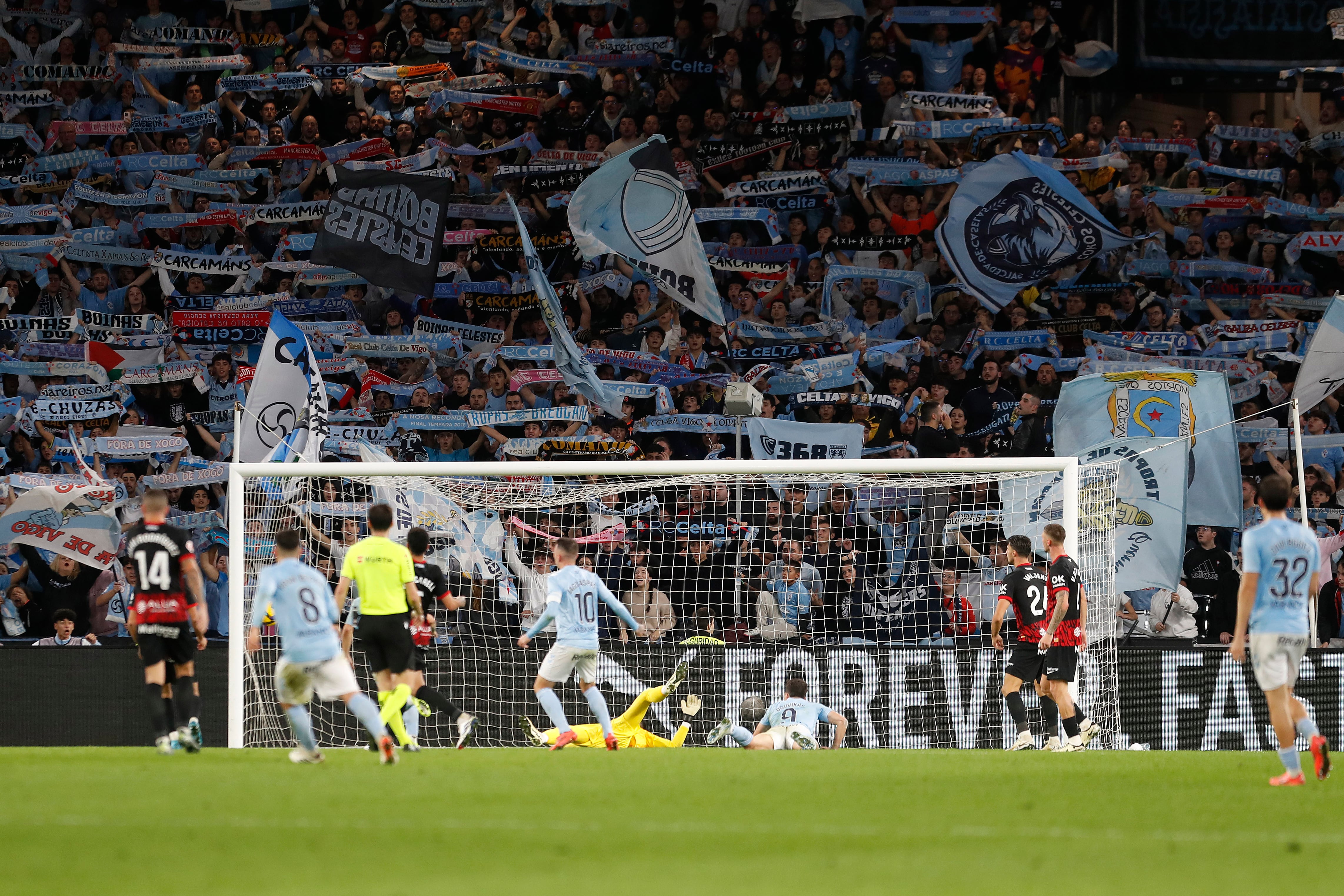 VIGO (PONTEVEDRA), 06/12/2024.- El delantero del Celta de Vigo Iago Aspas marca su gol, segundo del equipo gallego, en el partido de la jornada 16 de LaLiga que Celta de Vigo y RCD Mallorca juegan este viernes en el estadio de Balaídos, en Vigo. EFE/ Salvador Sas
