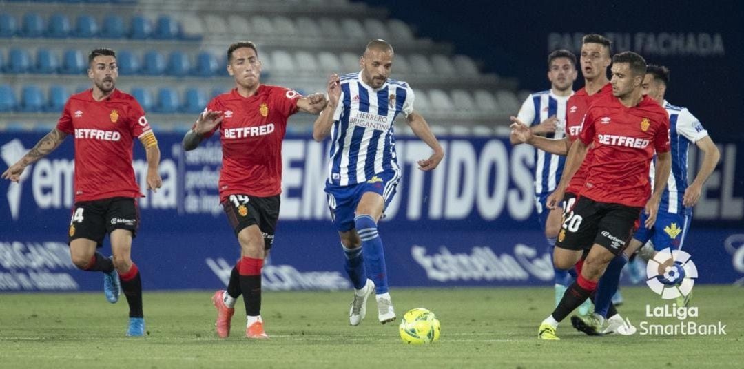 Yuri corre con el balón perseguido por los jugadores del Mallorca.