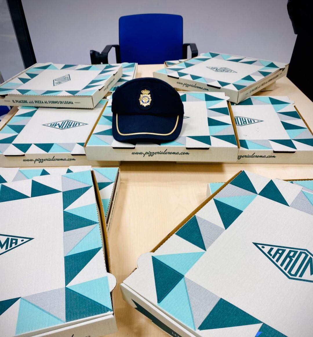 Cajas de pizza de La Roma en las dependencias policiales