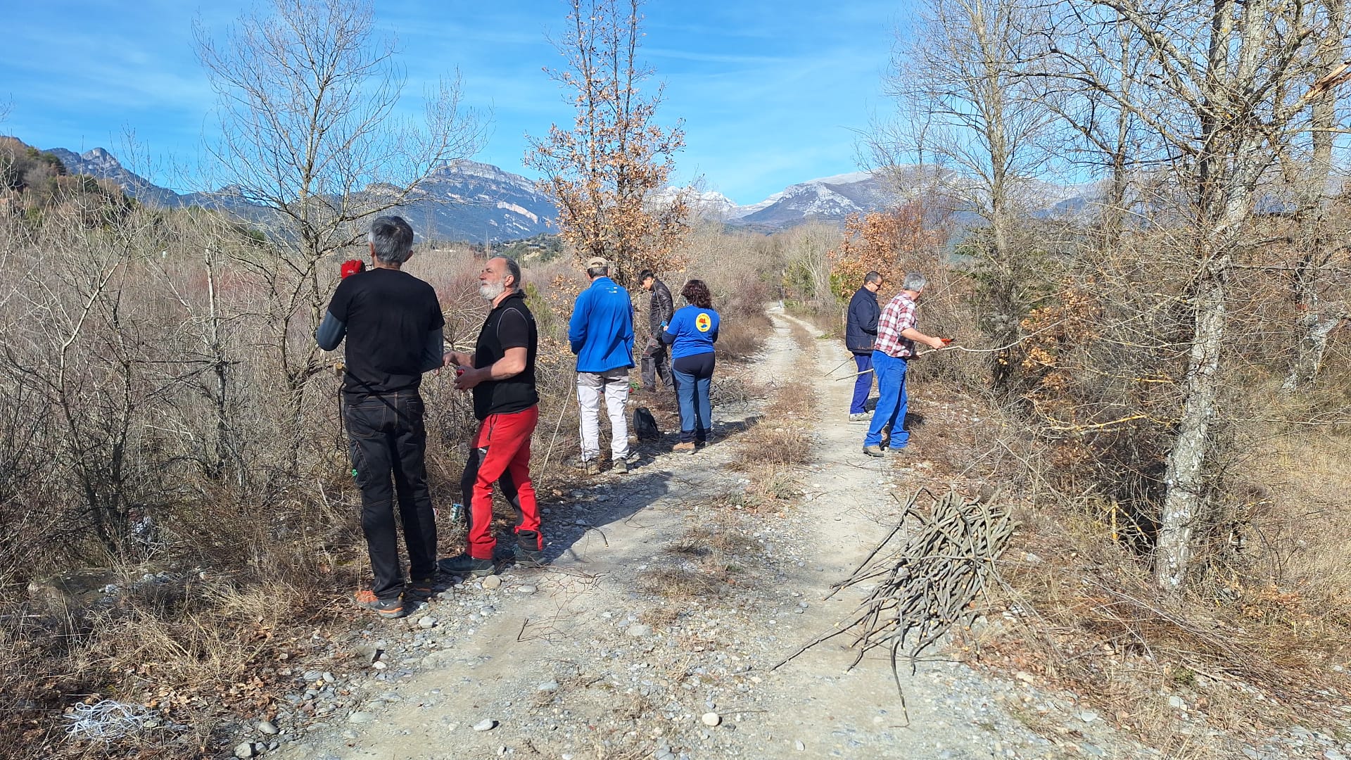 Los navateros que han comenzado sus trabajos para construir navatas