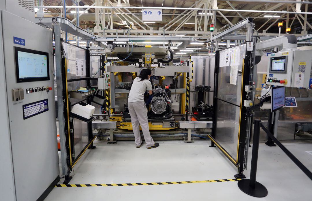 Trabajador en una factoría de Renault