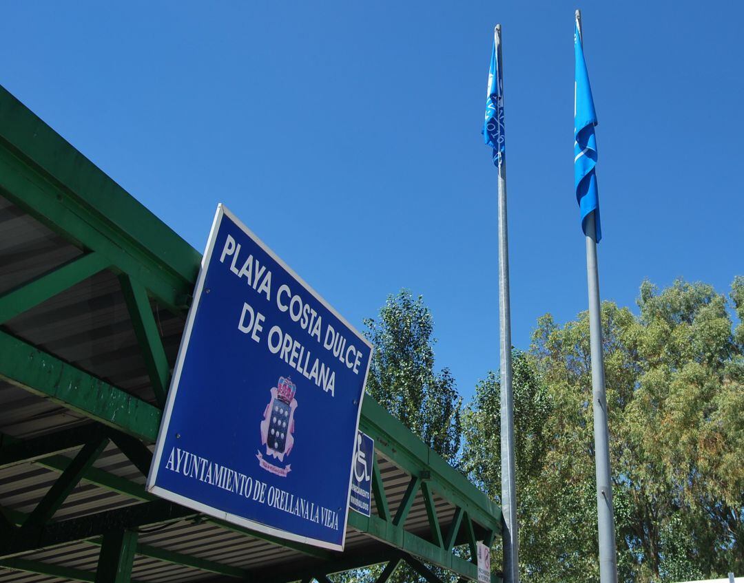 Bandera azul ondenando en la playa de Orellana