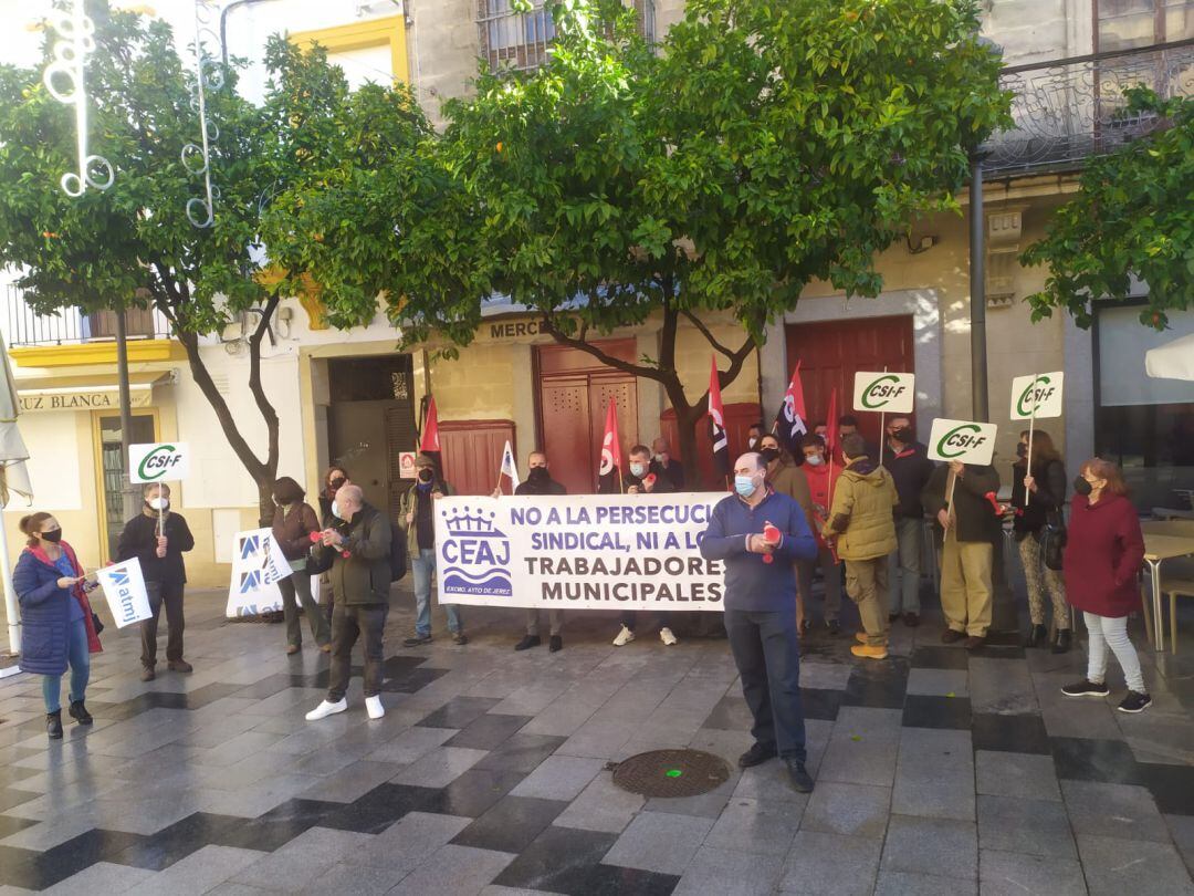 Protesta de los sindicatos a las puertas del Ayuntamiento de Jerez este jueves coincidiendo con el pleno