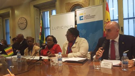 La ministra de turismo de Zimbabue, Priscah Mupfumira, junto a la embajadora en París, Rudo Chitina, y el consul honorario de Zimbabue en España, el abogado Jose María Viñals