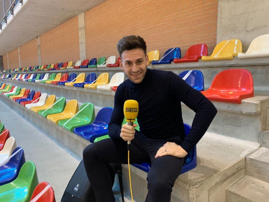 El jugador de ElPozo Murcia Pol Pacheco durante la entrevista para SER Deportivos Región de Murcia