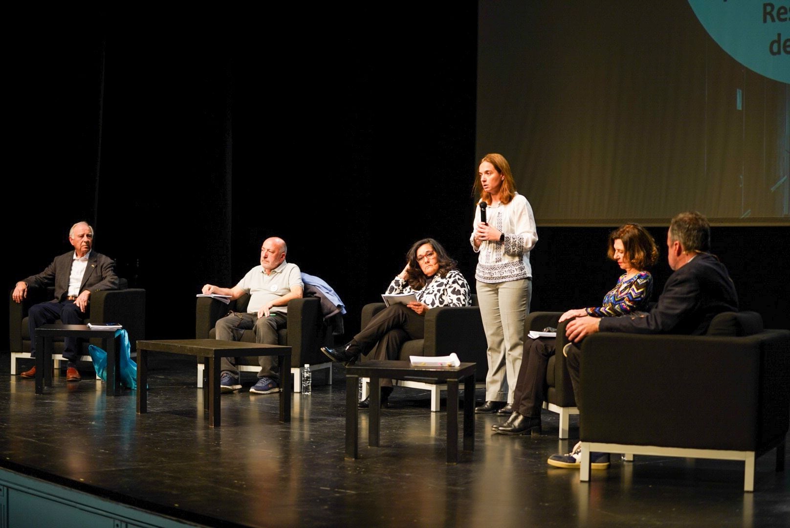 La alcaldesa de Getafe, Sara Hernández, ha presentado a los ponentes de la charla de la Comisión de la Verdad